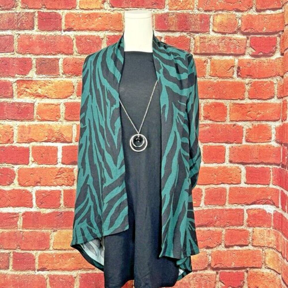 Haani Cardigan‎ With Black Inner  And Silver Necklace Size Petite Medium NWT